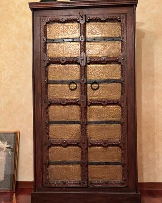 ARMADIO ANTICO IN LEGNO DECORATO IN METALLO DORATO