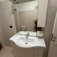 Mobile bagno con lavabo e specchio