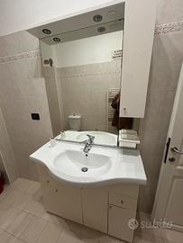 Mobile bagno con lavabo e specchio