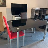 Tavolo e 4 sedie. Arredamento moderno e leggero.