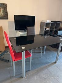 Tavolo e 4 sedie. Arredamento moderno e leggero.