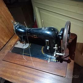Macchina da cucire d'epoca con mobile in legno