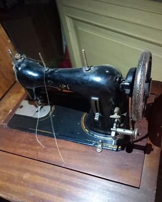 Macchina da cucire d'epoca con mobile in legno
