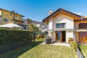 VILLA A SCHIERA A TREMOSINE