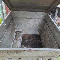 Contenitore per motore e filtro piscina. 