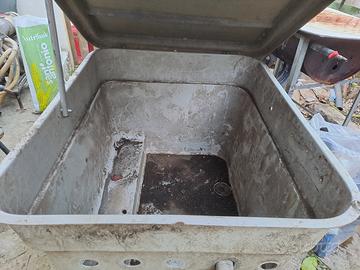 Contenitore per motore e filtro piscina. 