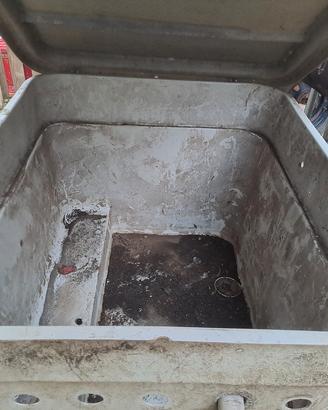 Contenitore per motore e filtro piscina. 