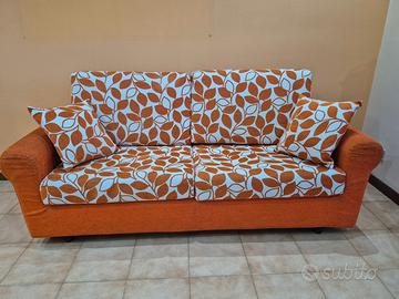 Divano letto bianco e arancio fatto da tappezzier
