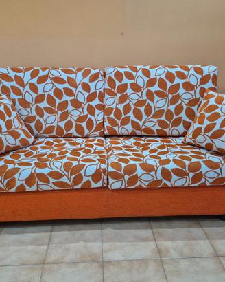 Divano letto bianco e arancio fatto da tappezzier