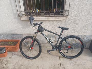 MTB con freni a olio e ammortizzatore avanti 