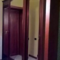 ARMADIO IN MOGANO CON INTARSI E SPECCHIO CENTRALE