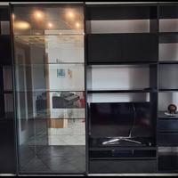 Mobile soggiorno moderno in legno nero con vetrina