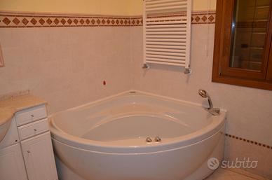 Vasca da bagno angolare 125 x 125 cm.
