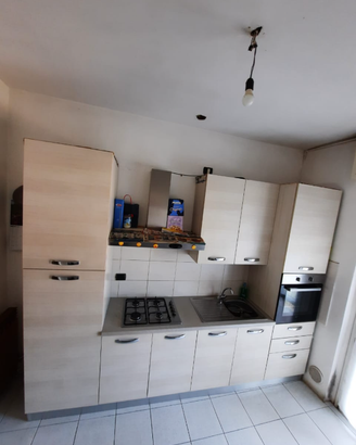 Cucina completa con forno e piano cottura