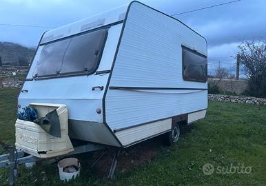 Caravan con targa e libretto