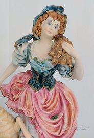 Statua di donna in porcellana di Capodimonte.
