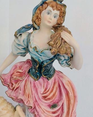 Statua di donna in porcellana di Capodimonte.