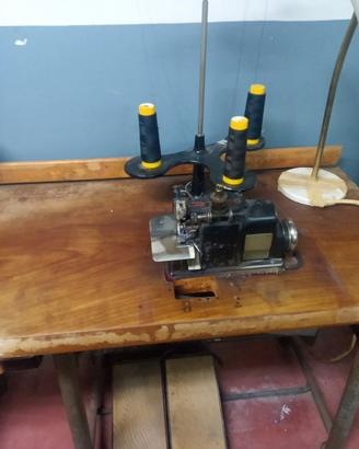 Macchina da cucire professioniale taglia e cuci