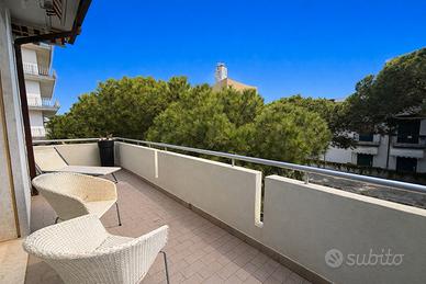 Trilocale con ampia terrazza su via principale