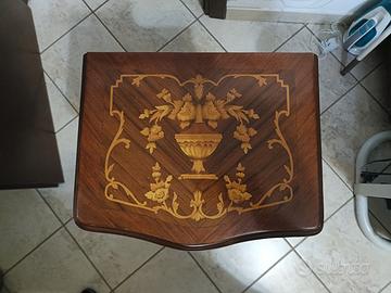 Comodino stile Luigi XV intarsiato in legno