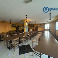 Ampio locale ristorante in centro a Lusia