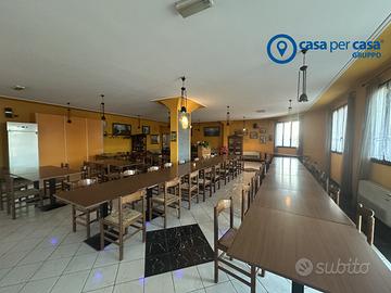 Ampio locale ristorante in centro a Lusia