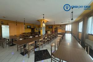 Ampio locale ristorante in centro a Lusia