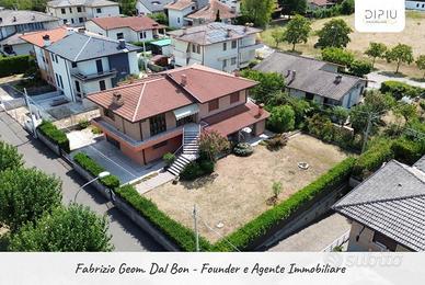 Villa di 275 m² con 4 locali e box auto doppio a T