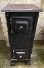 Stufa in ghisa antica