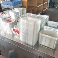 vari contenitori per alimentari usati