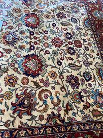 Tappeto con cornice rossa e tema floreale