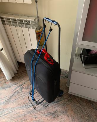 Carrello portapacchi e valigie
