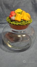 Barattolo in vetro da cucina con decoro sulla chiu