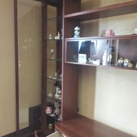 Parete attrezzata e tavolo con sedie tenuto bene