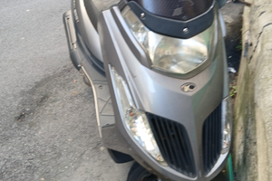 Carrozzeria in buono stato motore da riparare