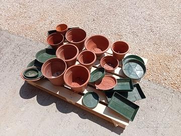 Set di vasi e sottovasi misti