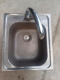 lavello singolo con rubinetto