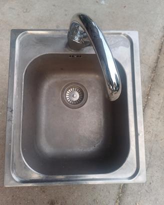 lavello singolo con rubinetto