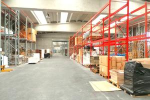 Capannone con baie di carico e uffici