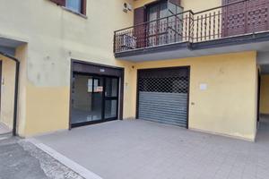 Ampio locale commerciale uso ufficio o negozio
