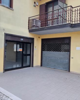 Ampio locale commerciale uso ufficio o negozio
