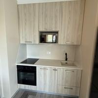 Cucina con elettrodomestici