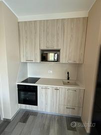 Cucina con elettrodomestici