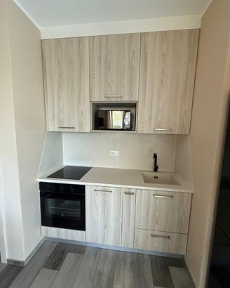 Cucina con elettrodomestici