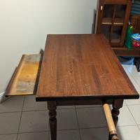 Tavolo in legno con spianatoia e mattarello 