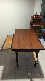 Tavolo in legno con spianatoia e mattarello 