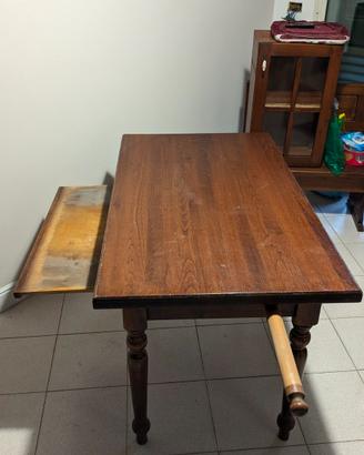 Tavolo in legno con spianatoia e mattarello 