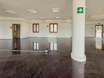 NEGOZIO A CIVIDATE AL PIANO