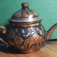 Teiera araba in ottone decorato a sbalzo