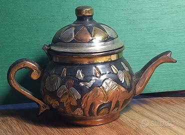 Teiera araba in ottone decorato a sbalzo